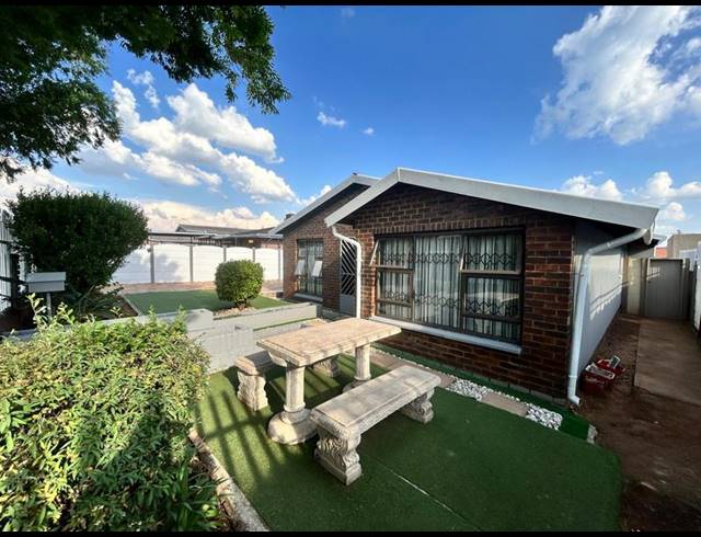 4 BEDROOM HOUSE FOR SALE IN CROWN GARDENS